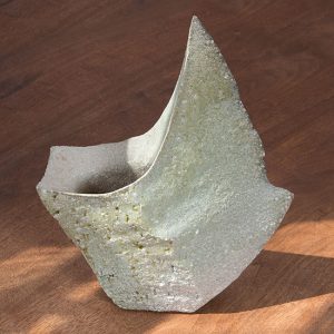 Kaze, Yasuhisa Kohyama, ceramic, 14.75” x 11.5” x 4.75”, 2017. Photo by Tom Grotta.