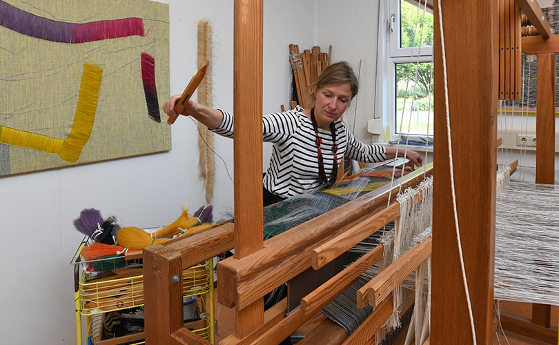 Marianne Kemp weaving